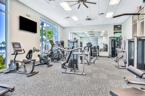 Fitness facility - Exquisite home with pool, lanai, game room, central AC, & washer/dryer (Davenport)