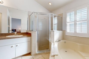 Shower, hair dryer, towels - Dog-friendly getaway with private pool, tennis & AC - near theme parks (Davenport)
