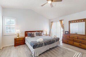 Iron/ironing board, free WiFi, bed sheets, wheelchair access - Dog-friendly getaway with private pool, tennis & AC - near theme parks (Davenport)