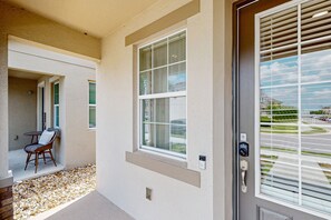 Property grounds - Magwins Villa | Updated Modern Comfort with full kitchen - snowbird friendly (Davenport)