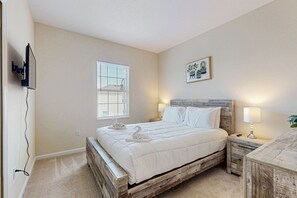 4 bedrooms, iron/ironing board, free WiFi, bed sheets - Magwins Villa | Updated Modern Comfort with full kitchen - snowbird friendly (Davenport)