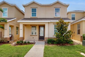 Exterior - Magwins Villa | Updated Modern Comfort with full kitchen - snowbird friendly (Davenport)