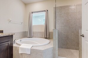 Shower, hair dryer, towels - Magwins Villa | Updated Modern Comfort with full kitchen - snowbird friendly (Davenport)
