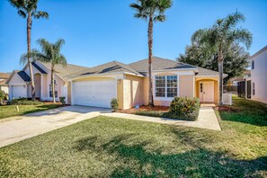 Exterior - Beautiful home with private pool, screened lanai, WiFi, private w/d, and AC (Kissimmee)