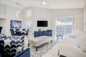 TV - Beautiful home with private pool, screened lanai, WiFi, private w/d, and AC (Kissimmee)