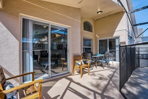 Outdoor dining - Beautiful home with private pool, screened lanai, WiFi, private w/d, and AC (Kissimmee)