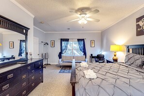 Iron/ironing board, travel cot, free WiFi, bed sheets - Sunny condo with pool, hot tub, tennis court, & gym - balcony & washer/dryer (Kissimmee)