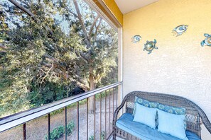 Property grounds - Sunny condo with pool, hot tub, tennis court, & gym - balcony & washer/dryer (Kissimmee)