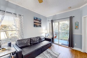 TV - Sunny condo with pool, hot tub, tennis court, & gym - balcony & washer/dryer (Kissimmee)