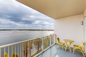 Property grounds - Lakefront retreat near attractions with lake view, AC, kitchen, pool & hot tub (Orlando)