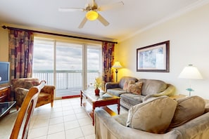 TV - Lakefront retreat near attractions with lake view, AC, kitchen, pool & hot tub (Orlando)
