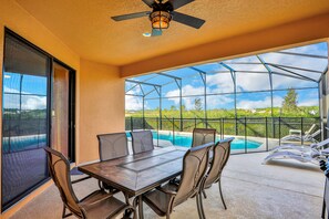 Outdoor dining - Modern Family Home - Private Pool, Lanai, WiFi, Central AC & Washer-Dryer (Davenport)