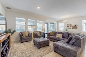 TV - Family-friendly home with private pool, spa & resort lazy river/water slide (Davenport)