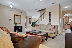 TV - Beautiful home close to theme parks with private oool, AC & W/D - dog-friendly (Kissimmee)