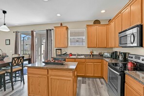 Fridge, microwave, oven, stovetop - Beautiful home close to theme parks with private oool, AC & W/D - dog-friendly (Kissimmee)