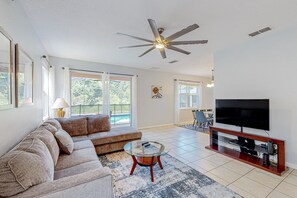 TV - Dog-friendly home in a quiet area near Disney with private heated pool, pool spa (Davenport)