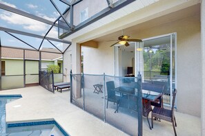 Outdoor dining - Dog-friendly home in a quiet area near Disney with private heated pool, pool spa (Davenport)