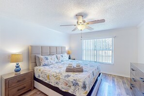 3 bedrooms, iron/ironing board, free WiFi, bed sheets - Dog-friendly retreat with hot tub, outdoor pool, & tennis court - great location (Kissimmee)