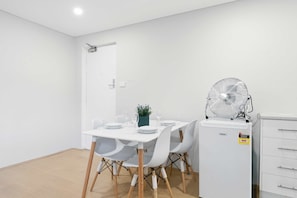 Dining - MetaWise BnB Light-Filled Studio Room 5 (Rushcutters Bay)
