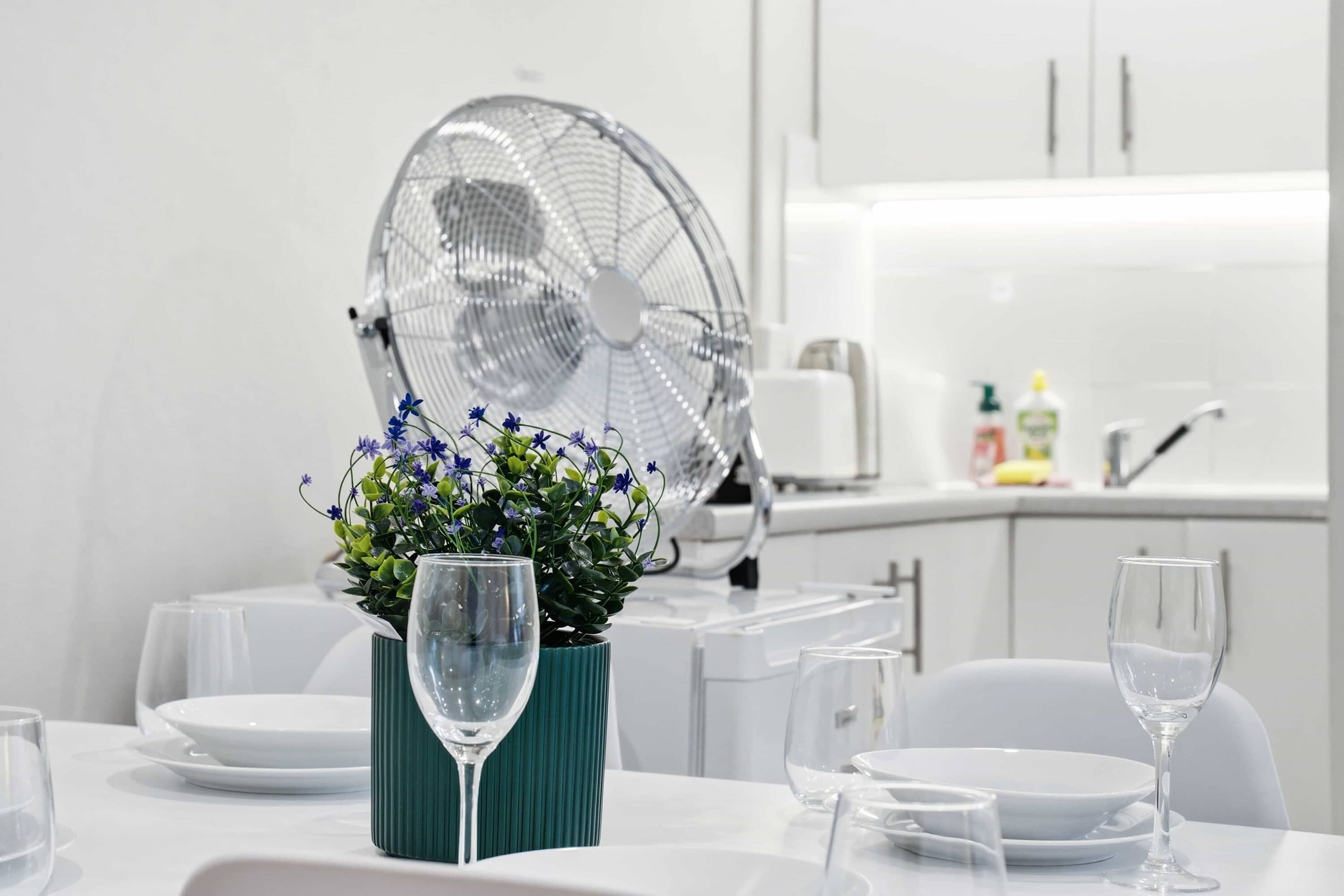 Kjøleskap, mikrobølgeovn, brødrister og kjøkkenutstyr