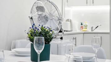 Kjøleskap, mikrobølgeovn, brødrister og kjøkkenutstyr