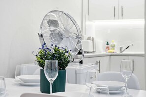 Kjøleskap, mikrobølgeovn, brødrister og kjøkkenutstyr