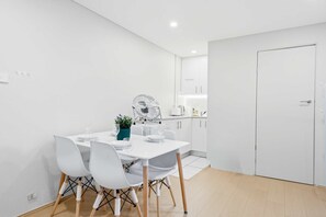 Dining - MetaWise BnB Light-Filled Studio Room 5 (Rushcutters Bay)