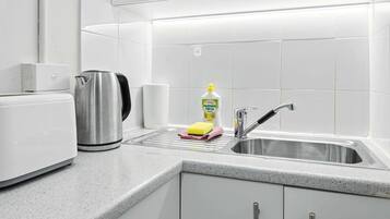 Kjøleskap, mikrobølgeovn, brødrister og kjøkkenutstyr