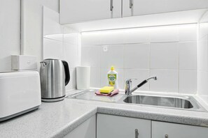 Kjøleskap, mikrobølgeovn, brødrister og kjøkkenutstyr