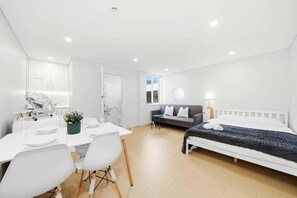 1 bedroom, iron/ironing board, WiFi, bed sheets - MetaWise BnB Light-Filled Studio Room 5 (Rushcutters Bay)
