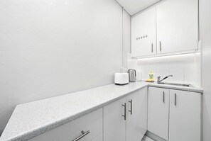 Geladeira, micro-ondas, torradeira