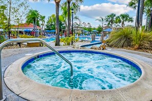 A heated pool - Beautiful & Spacious Resort Home in the Heart of Central FL (Kissimmee)