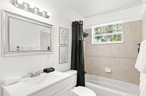Douche, sèche-cheveux, serviettes fournies, savon