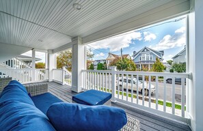 Terrace/patio - Spacious 6BR/4BA Coastal Combo - Ideal for 20 Pax! (Ocean City)