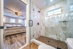 Shower, hair dryer, towels, soap - Spacious 6BR/4BA Coastal Combo - Ideal for 20 Pax! (Ocean City)