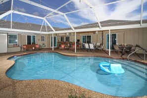 A heated pool - Waterford - canal front beautifully decorated pool home (Englewood)