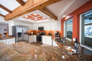 Fridge, microwave, oven, stovetop - Waterford - canal front beautifully decorated pool home (Englewood)