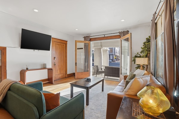 Smart TV - Delightful 2-bedroom apartment in the Heart of Salt Lake City! Close to U of U. (Salt Lake City)