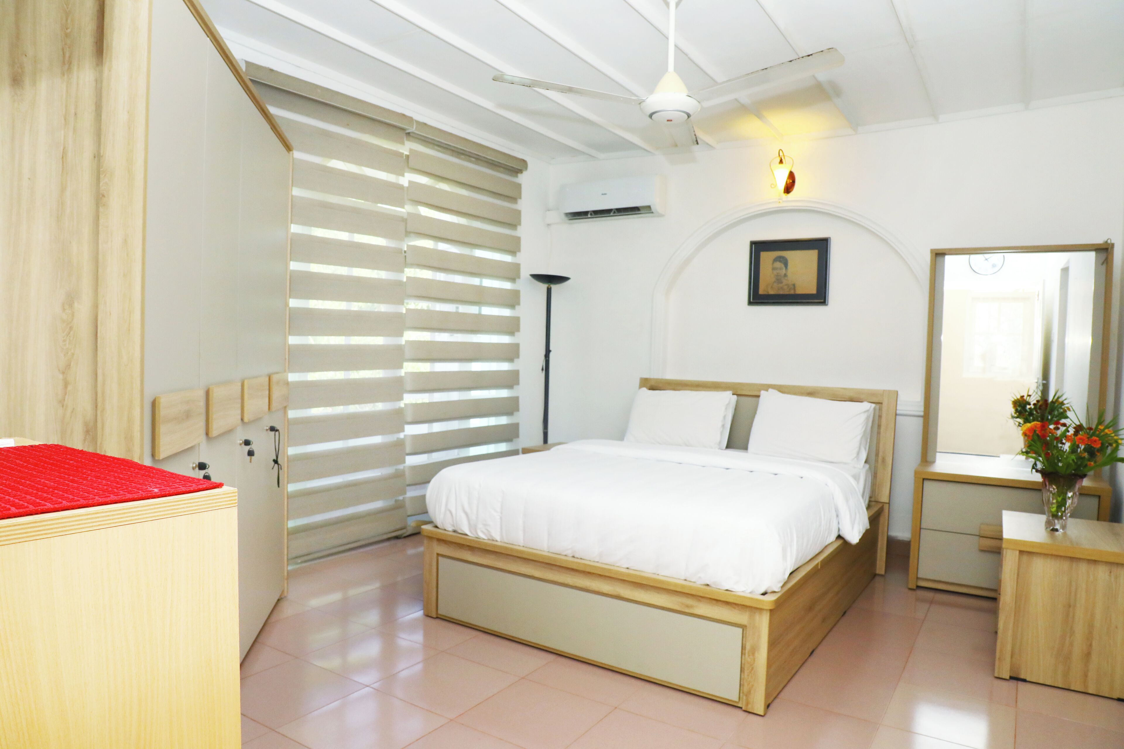 5 bedrooms, iron/ironing board, WiFi, bed sheets