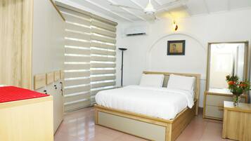 5 bedrooms, iron/ironing board, WiFi, bed sheets