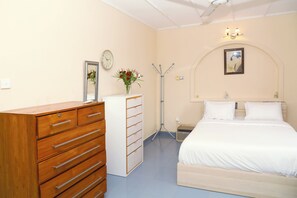 5 chambres, fer et planche à repasser, Wi-Fi, draps fournis