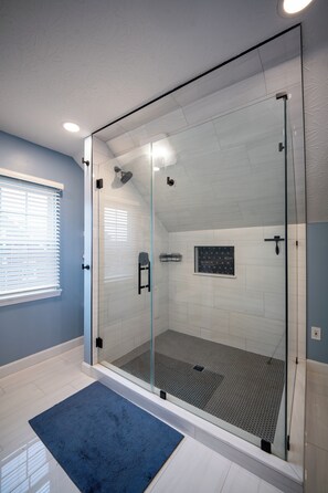 Shower, hair dryer, towels, soap - Charming 3-bedroom house in fabulous New Albany close to downtown restaurants! (New Albany)