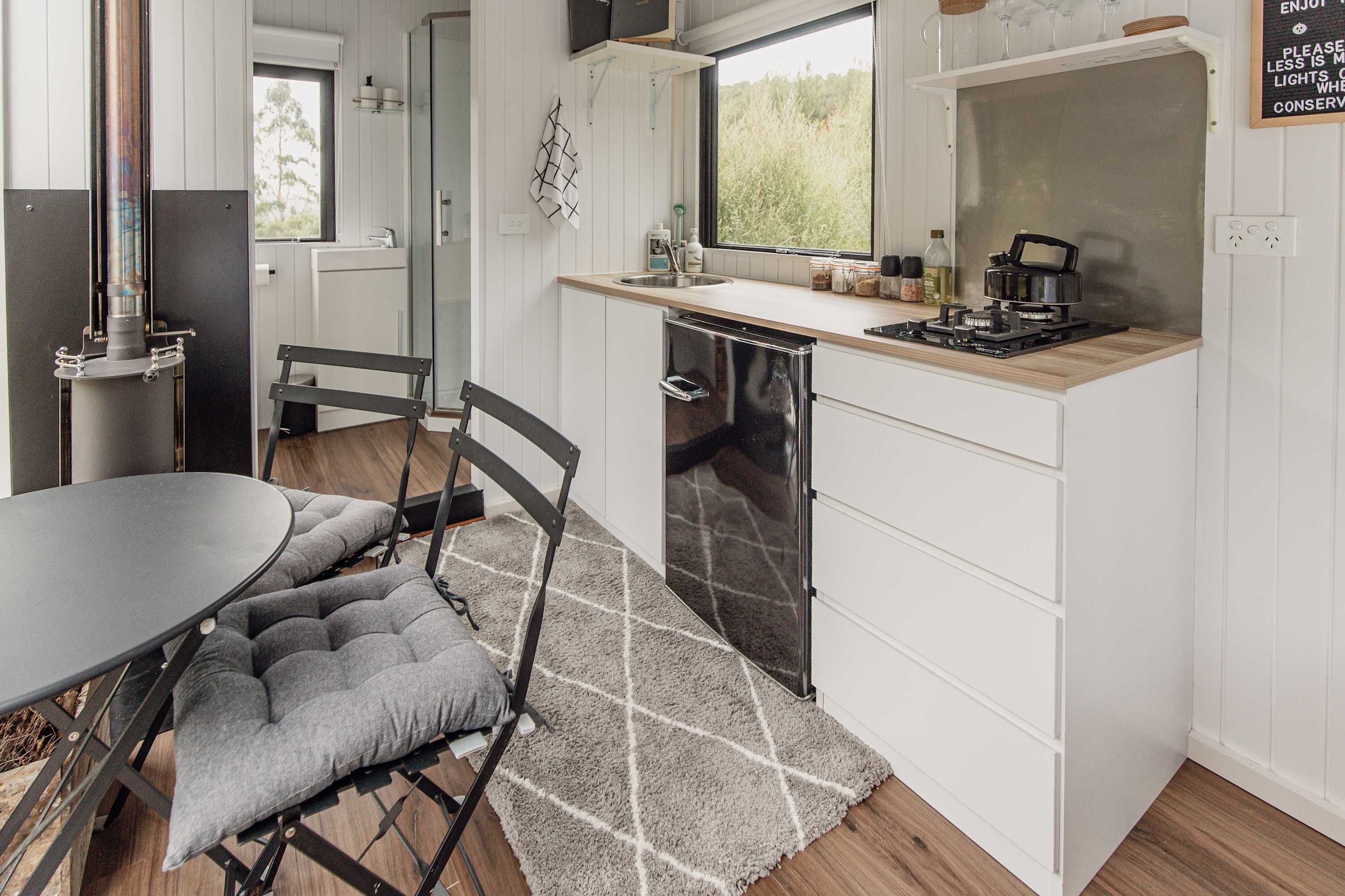 Frigorifero, piano cottura, pentole/stoviglie/utensili