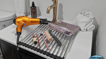 Douche, sèche-cheveux, serviettes fournies