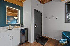 Interior - Mid Century Modern SuiteI1st floor|Walk to downtown and the lake|Parking (Lake Geneva)