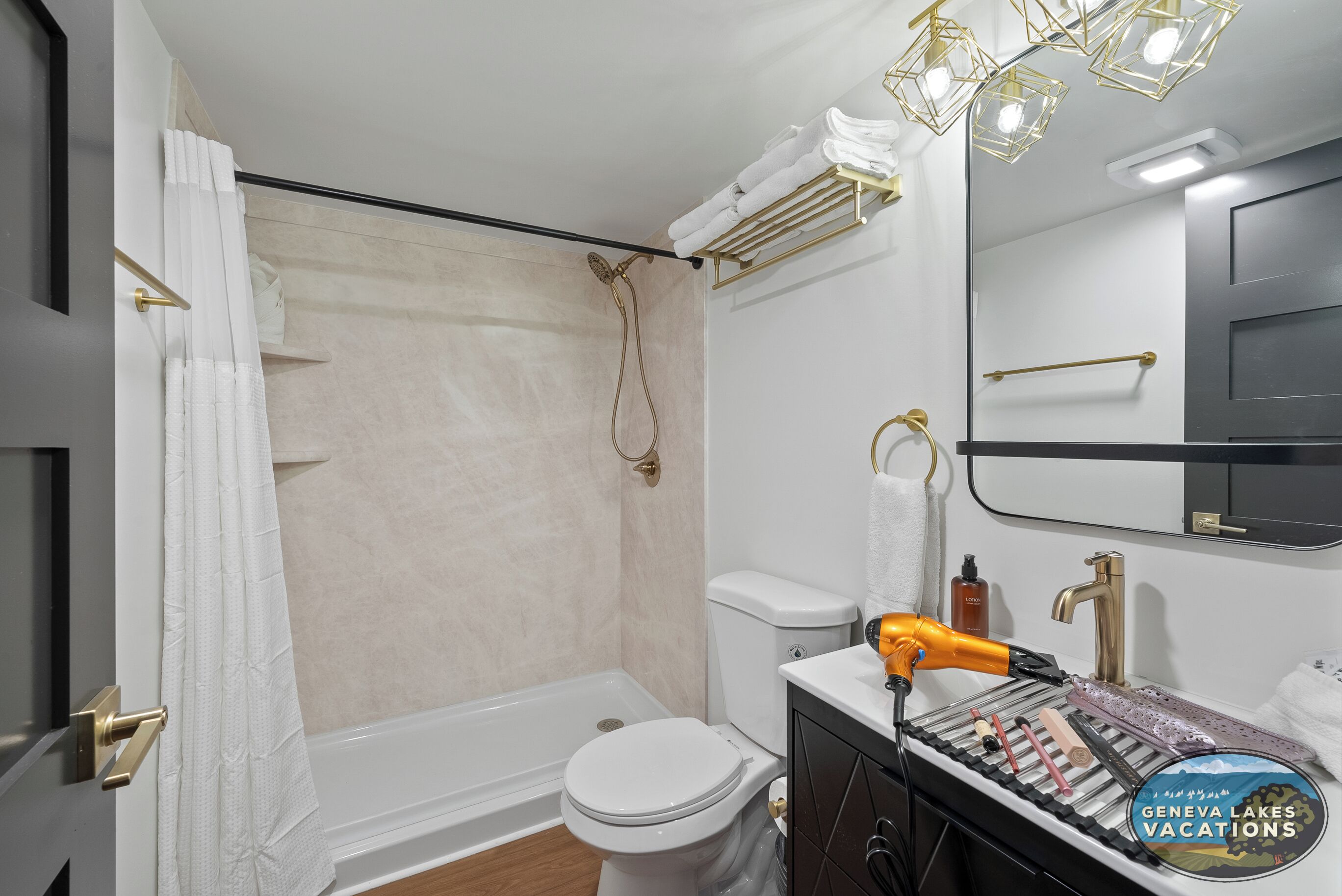 Douche, sèche-cheveux, serviettes fournies