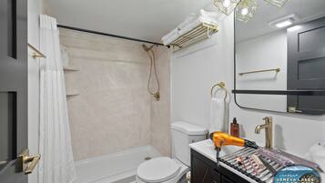 Douche, sĂšche-cheveux, serviettes fournies