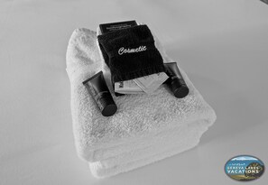 Douche, sèche-cheveux, serviettes fournies