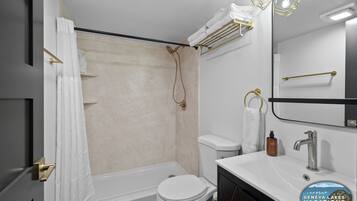 Dusche, Haartrockner, Handtücher