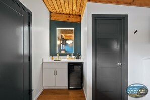 Interior - Mid Century Modern King SuiteI1st floor|Walk to downtown and the lake|Parking (Lake Geneva)